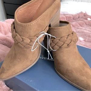 NWT Booties Sz 8